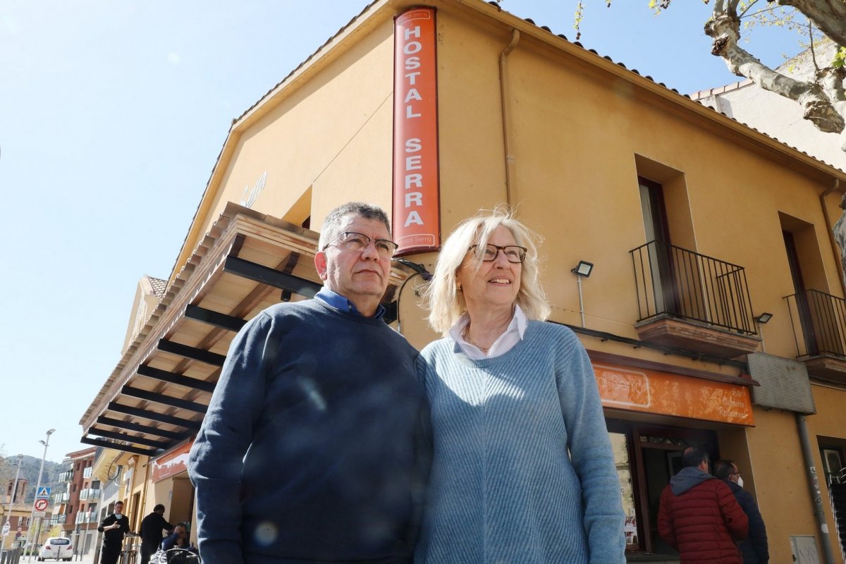 Josep Andreu Munné i Toñi Sánchez davant de l'Hostal Serra, a Montmeló