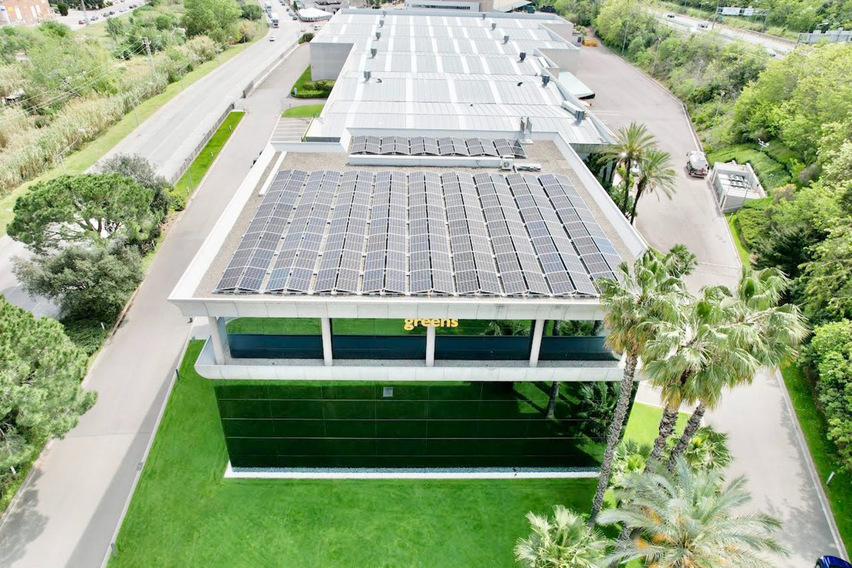 La seu de Greens amb les plaques fotovoltaiques a la coberta