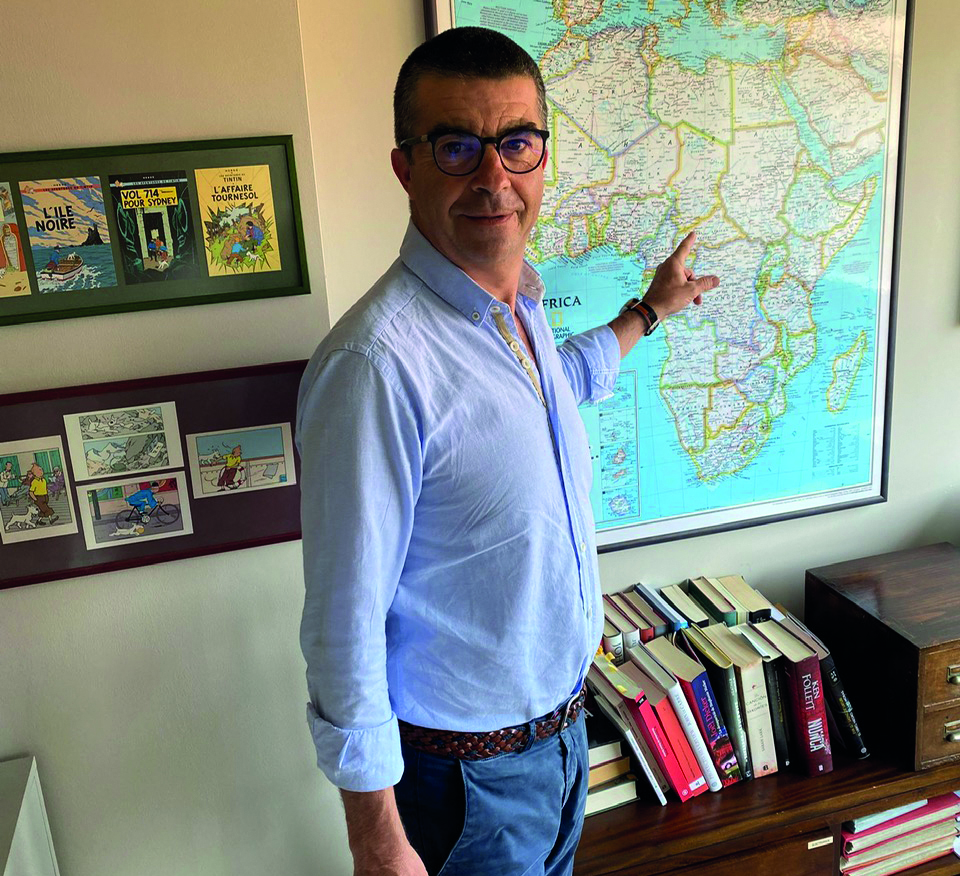 Ferran Corominas davant d'un mapa de l'Àfrica