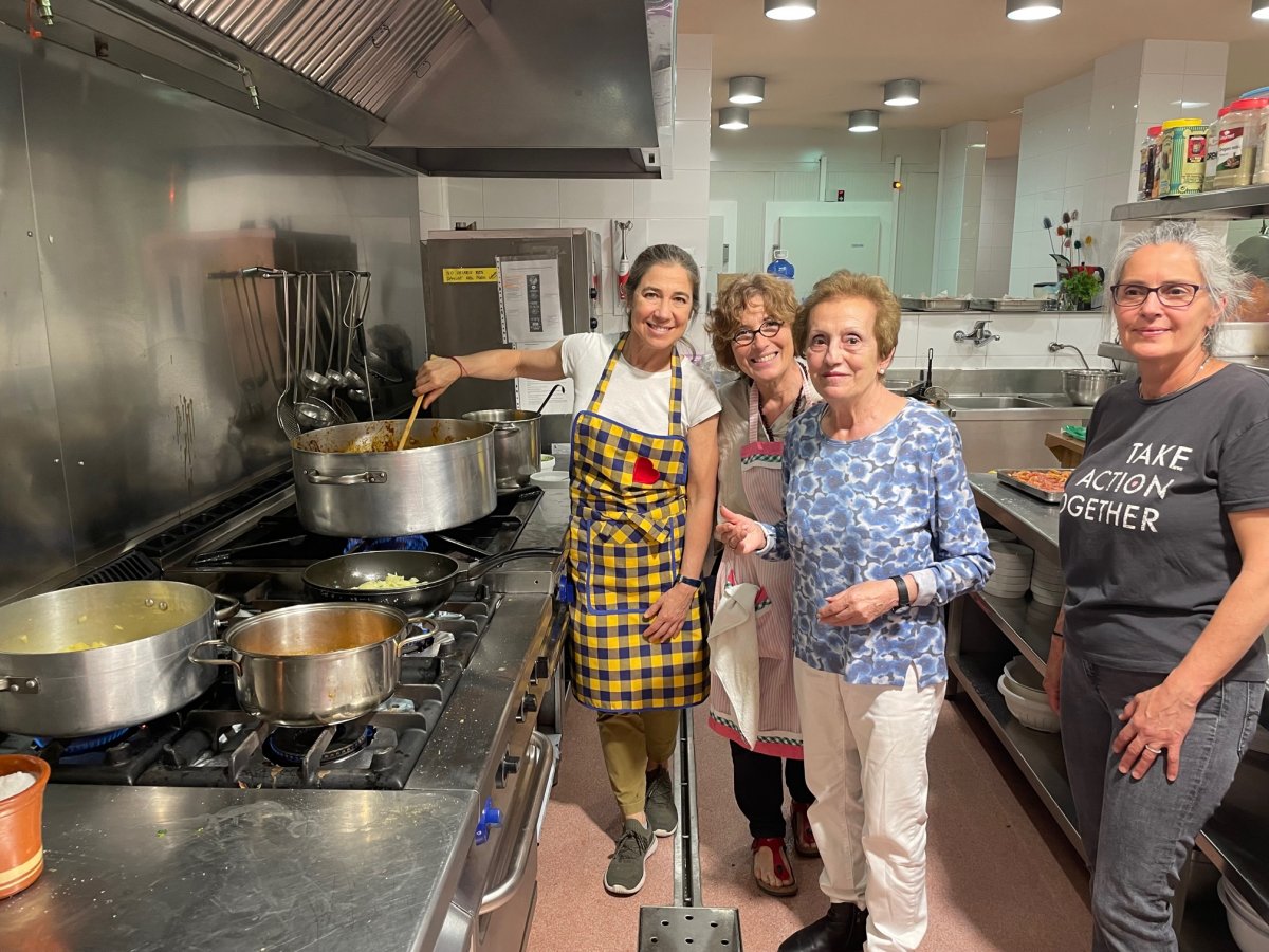 Asa Parellada i Mercè Riera amb voluntàries de la cuina del Xiprer