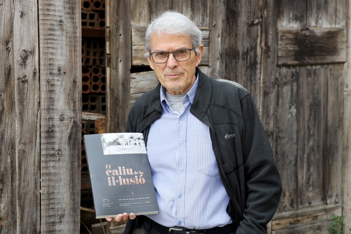 Salvador Coll amb el llibre