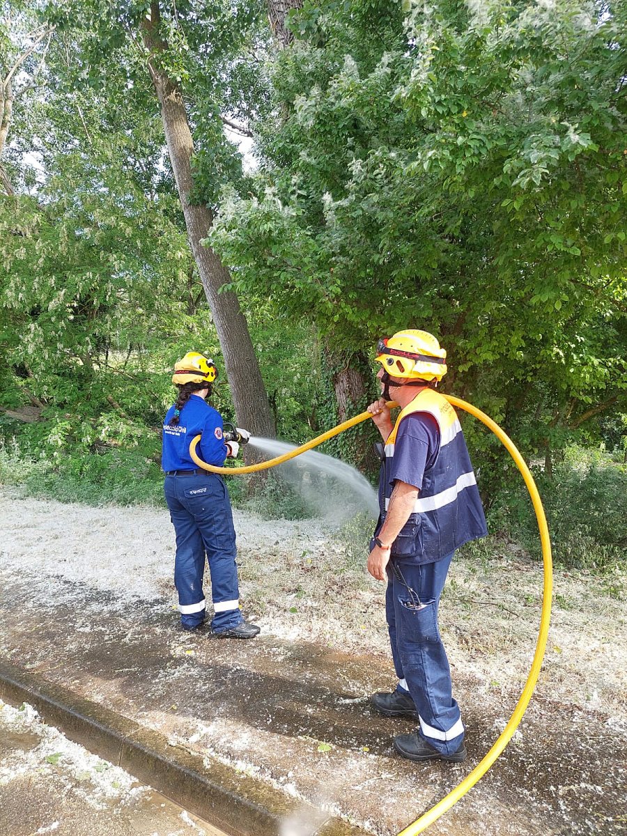 Voluntaris de Protecció Civil de l'Ametlla remullant una zona amb borrissol