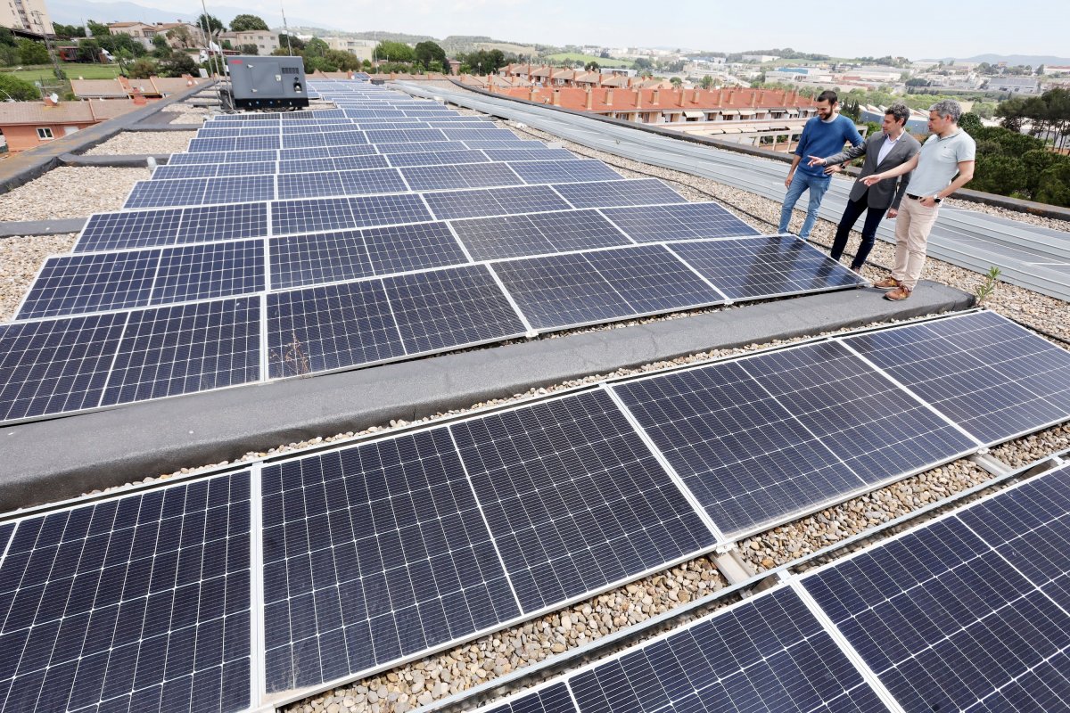 Rico, al centre, amb dos tècnics municipals a la instal·lació fotovoltaica instal·lada a la coberta de l’ajuntament