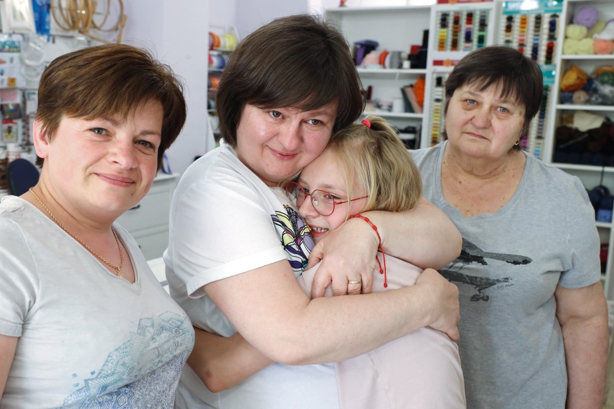 D’esquerra a dreta la Natalia, la Sasha, que abraça la Yanina, i la Lyudmila, aquest dijous a la tarda