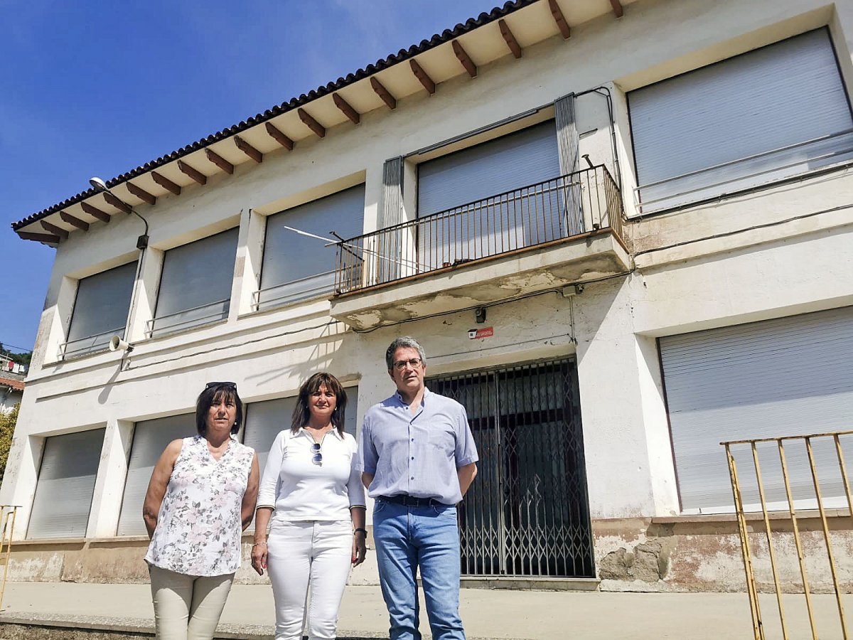 Teresa Codinach (regidora), Dolors Costa (alcaldessa) i Josep Nel·lo (arquitecte), dimecres davant de l'edifici
