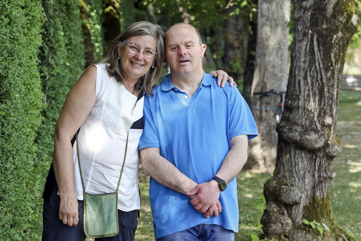 Dolors i Carles Baucells, fotografiats a l'exterior del centre ocupacional de Sant Tomàs