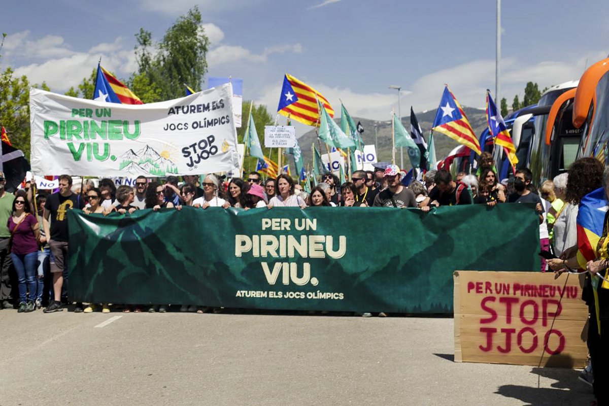 Diversos col·lectius i persones a títol individual procedents del Ripollès i Osona van participar a la manifestació d'aquest diumenge al migdia per demanar que s'aturi el projecte olímpic als Pirineus previst per al 2030