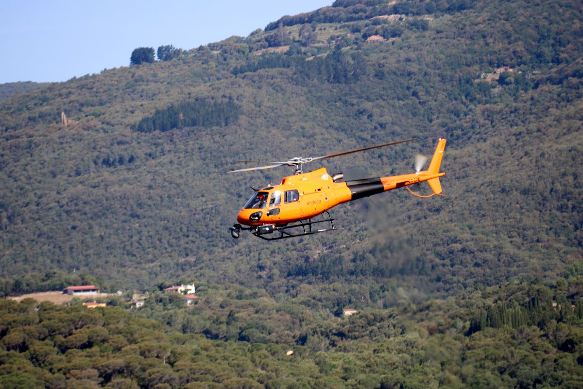 Un helicòpter comprovant una línia elèctrica aquest dimarts a Sant Celoni