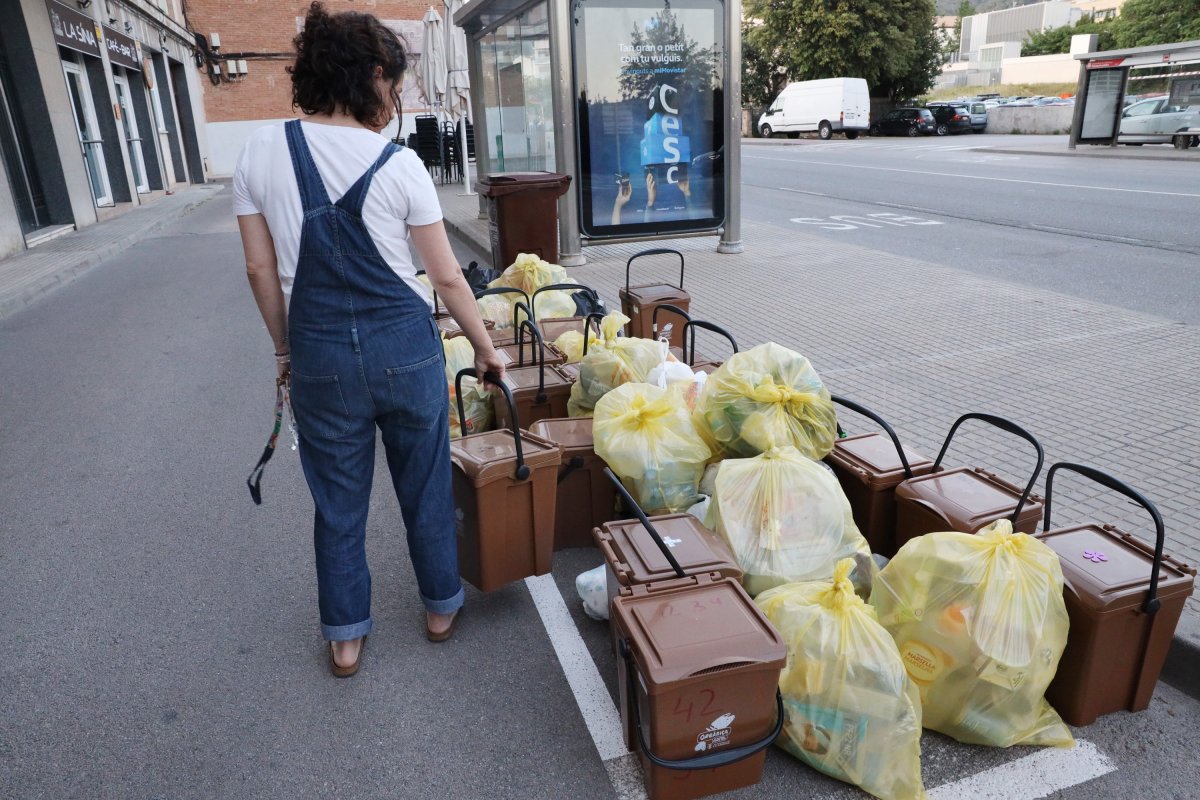 Els veïns treuen les bosses al carrer entre les 8 i les 9 del vespre