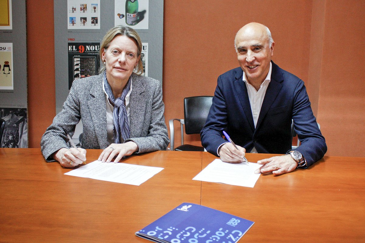 Beth Codina i Josep Rius en el moment de signar l'acord