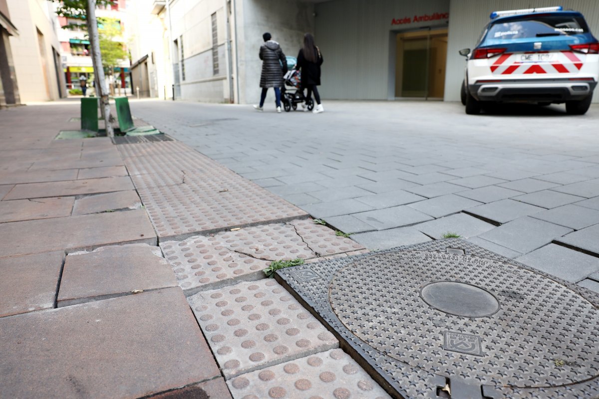 Danys al paviment del carrer Sans, a tocar del nou centre de salut