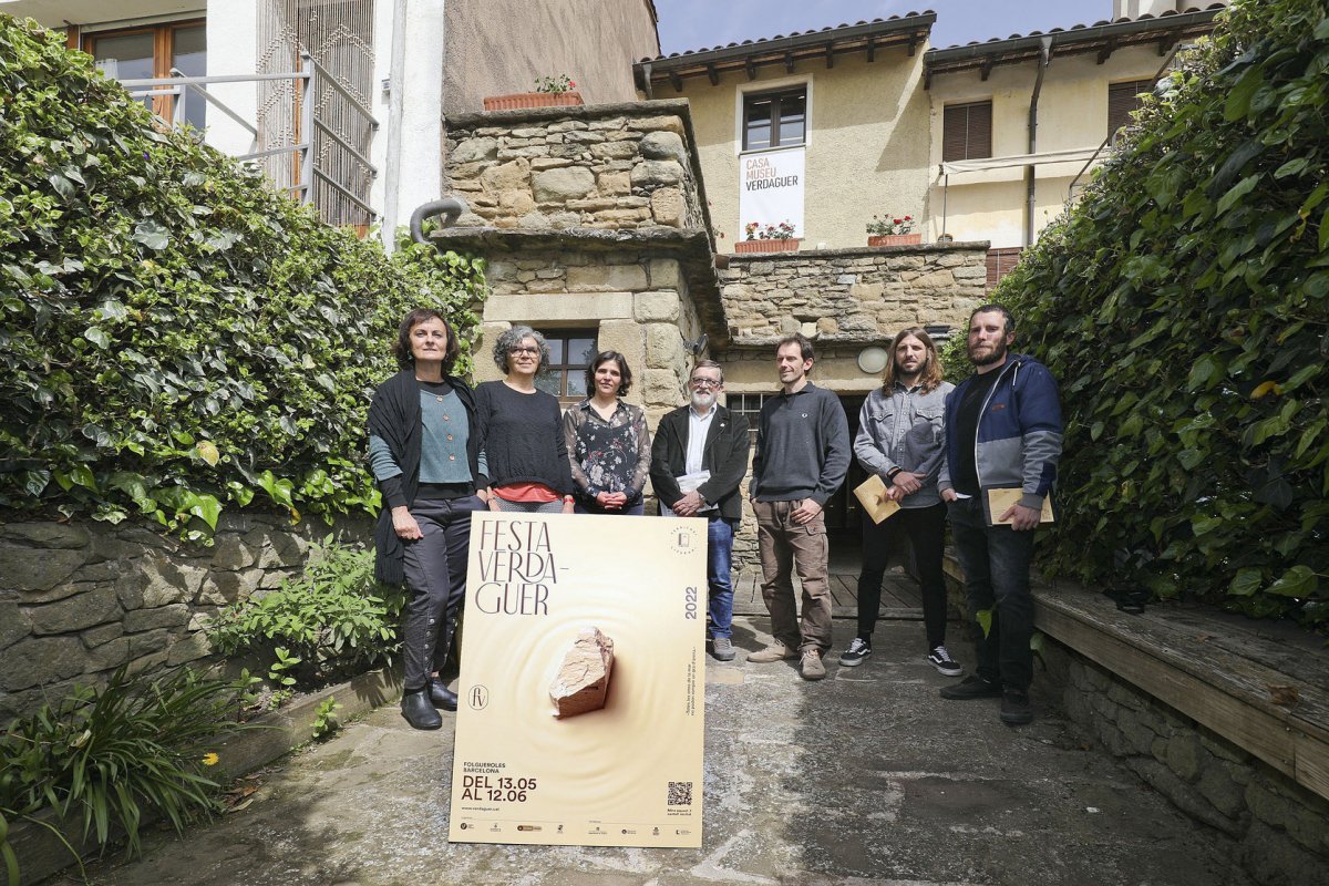 El cartell a l'eixida de la Casa Museu Verdaguer, amb els representants de les institucions i col·lectius que participen a la Festa Verdaguer, el dia de la presentació dels actes