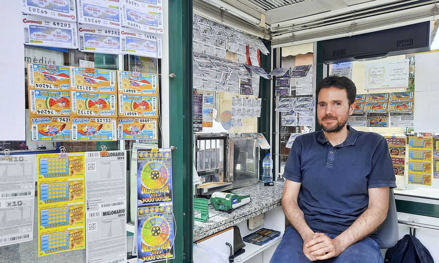 Guillem Arxé té la cabina de venda de cupons de l’ONCE a la plaça Santa Clara de Vic, a tocar del carrer Estret