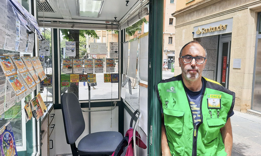 Jordi Bacarisas a la seva cabina de l’ONCE situada a l’entrada de la plaça Major de Vic pel carrer Verdaguer