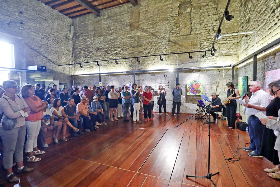 La inauguració de l’exposició, divendres al Temple Romà. Al fons, els músics Sara Alonso i Marcel·lí Druguet