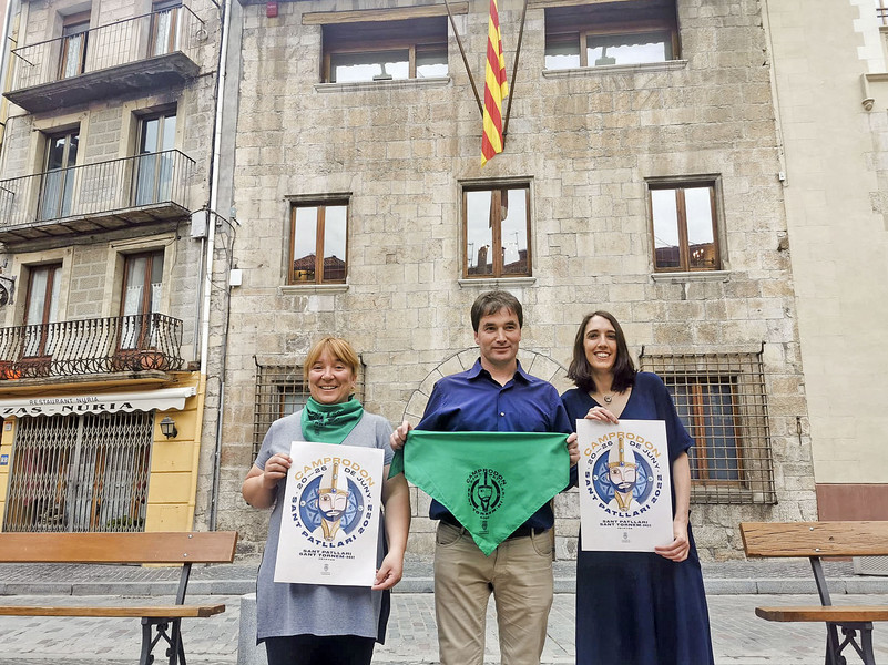 Maria Casadasús, Xavier Guitart i Cristina Sau, que ha dissenyat  el cartell d'enguany, durant la presentació