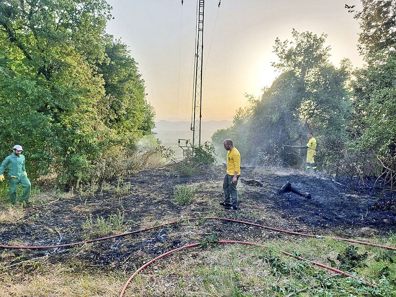 Els ADF treballant en l'incendi sota una línia elèctrica a Perafita, dissabte
