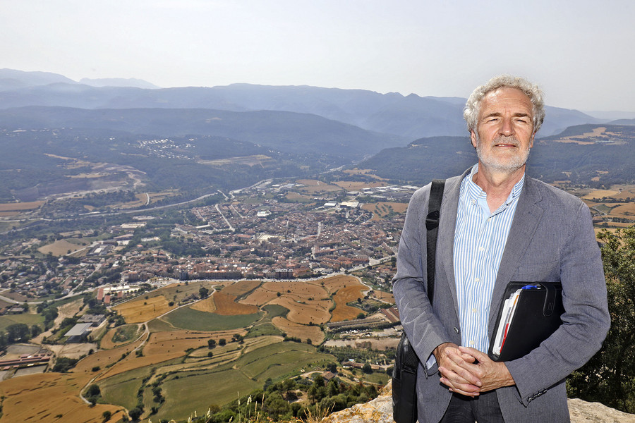 Alfons Giol, amb Centelles al fons, en una imatge captada des de dalt Puigsagordi