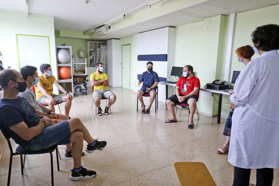 Un moment de la sessió de dilluns, al CAP Vic Nord, amb les dues llevadores i els homes que han seguit el curs