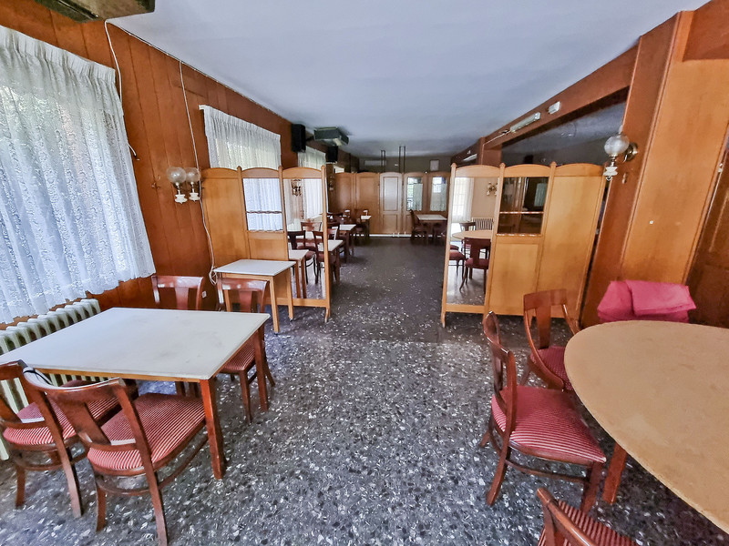 Imatge de l'antic menjador de l'hotel; pràcticament igual que quan va tancar