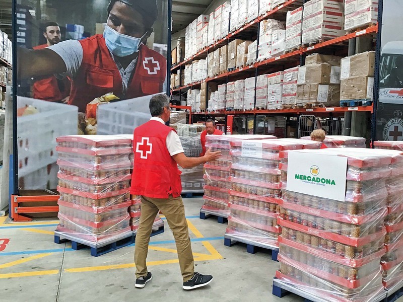 Entrega de producte de primera necessitat a Creu Roja
