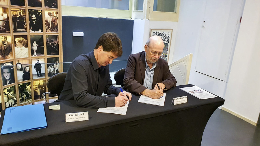 Xavier Guitart i Alfons Alzamora, en el moment de signar el conveni