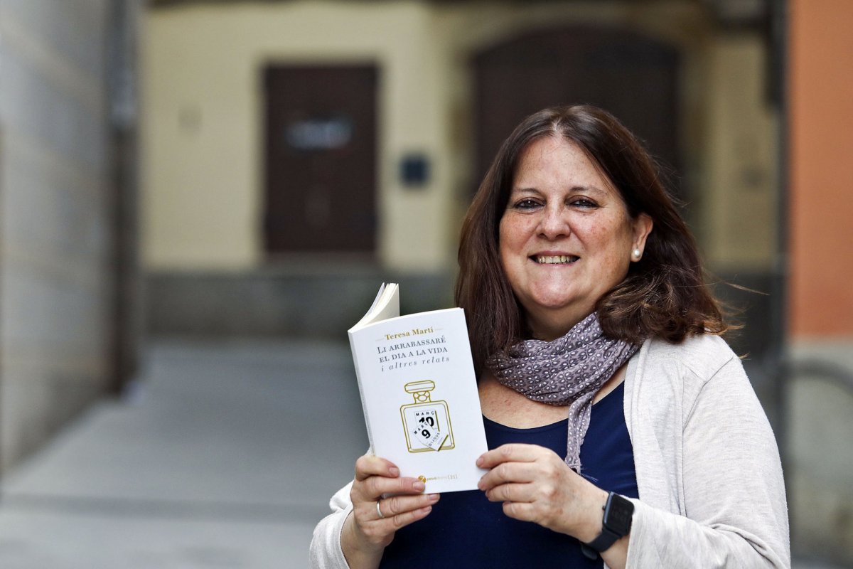 Teresa Martí, de Gurb, amb un exemplar del seu últim llibre