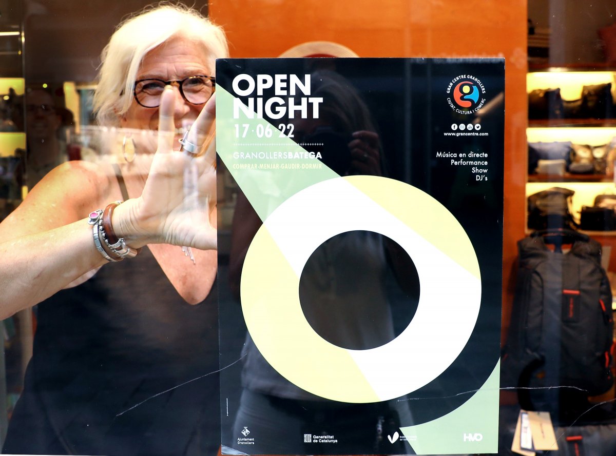 A la botiga Tió Centre, pengen el cartell que anuncia l'Open Night aquest dimarts