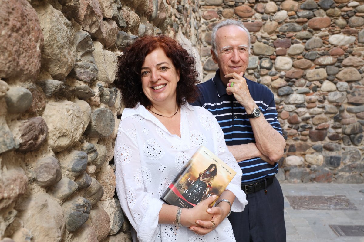 Teresa Sagrega i Ramon Gasch amb el llibre