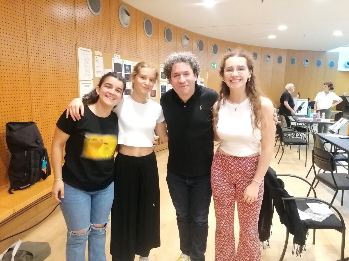 Anna Blanc, Júlia Salamero, el director Gustavo Dudamel i Júlia Carreño