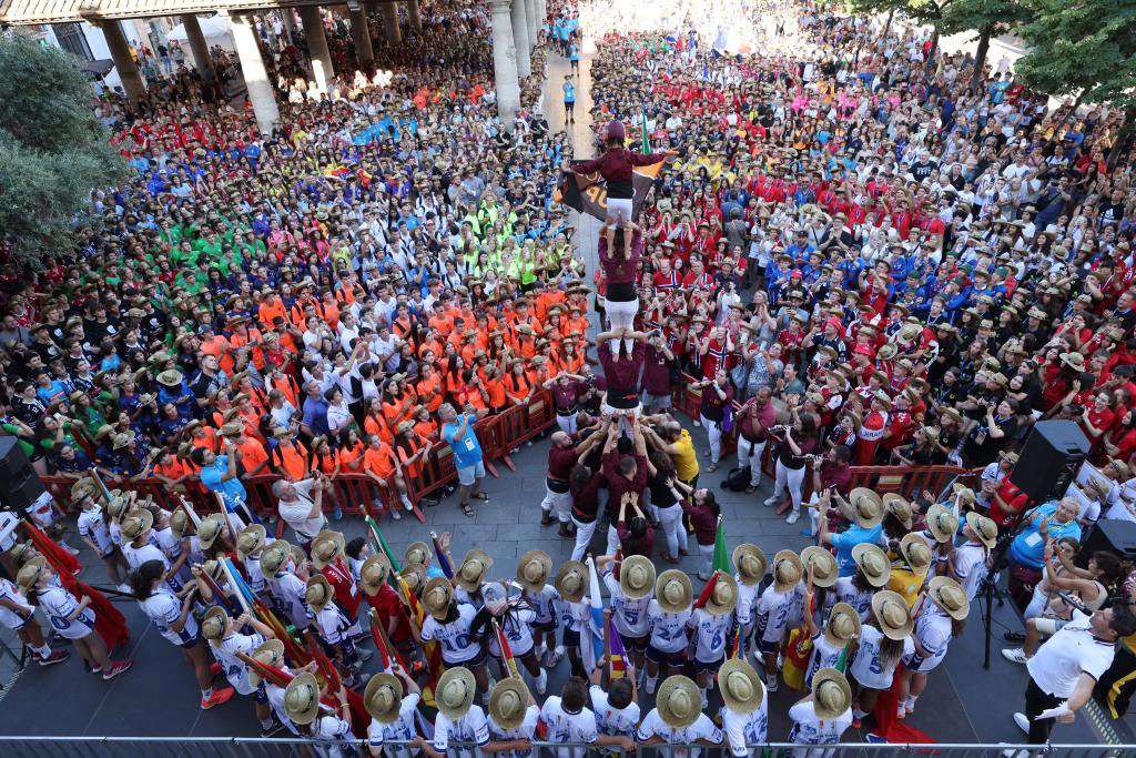 Els Xics de Granollers fan un pilar a la Porxada, rodejats dels jugadors que disputaran la Granollers Cup