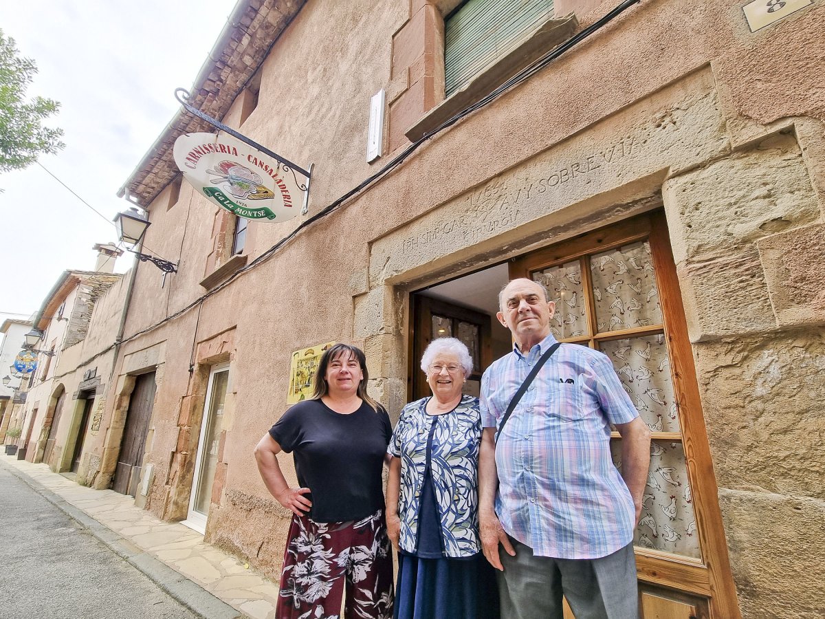 Sara Prat, Montse Esquís i Miquel Prat, davant de la històrica carnisseria, tancada des de Setmana Santa