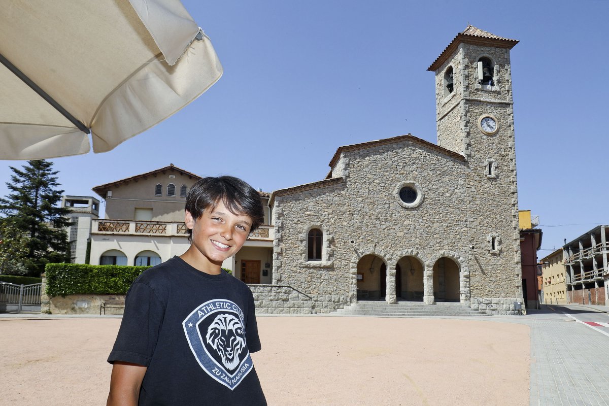 Max Vilarrasa, a la plaça de l'Església dels Hostalets