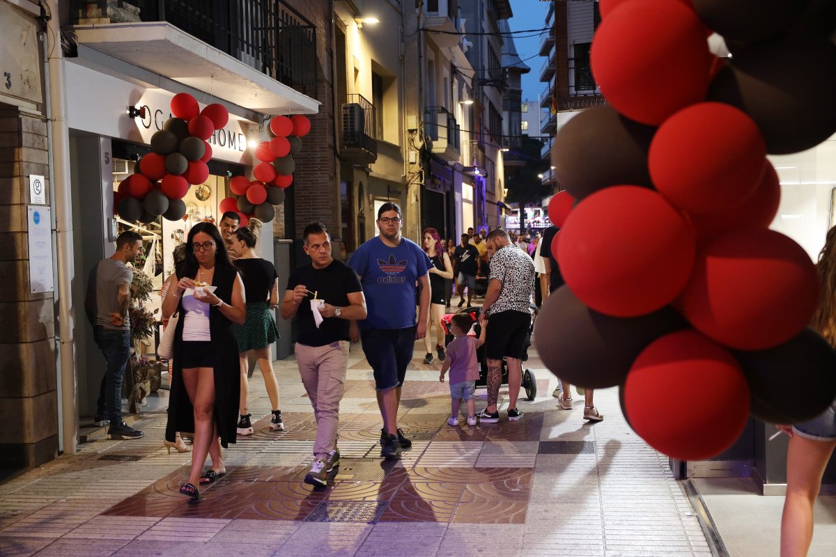 Ambient al carrer Santa Esperança cap a les 10 de la nit