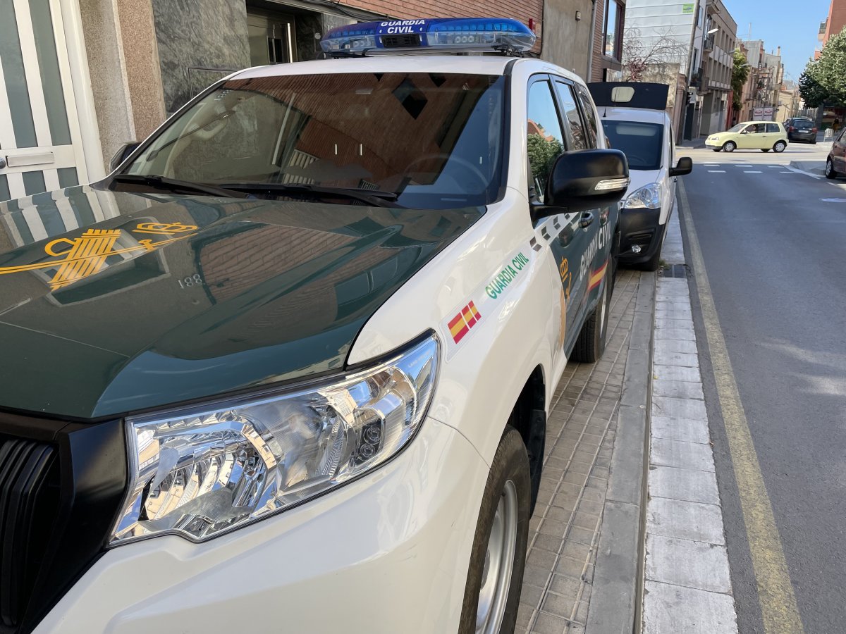 Un vehicle de la Guàrdia Civil estacionat al carrer Corró