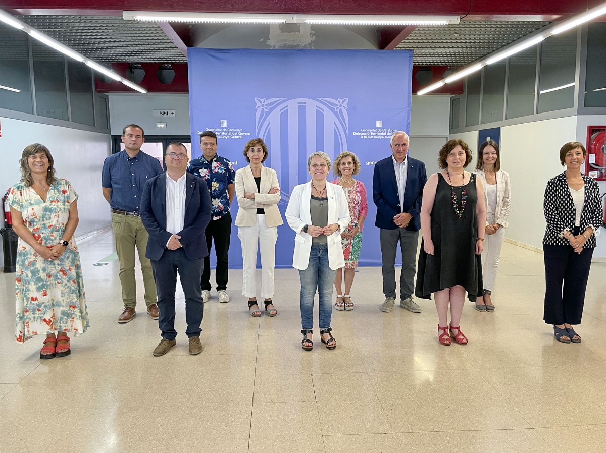 La delegada del govern, Rosa Vestit, al centre, amb la resta de directors dels serveis territorials a la Catalunya Central