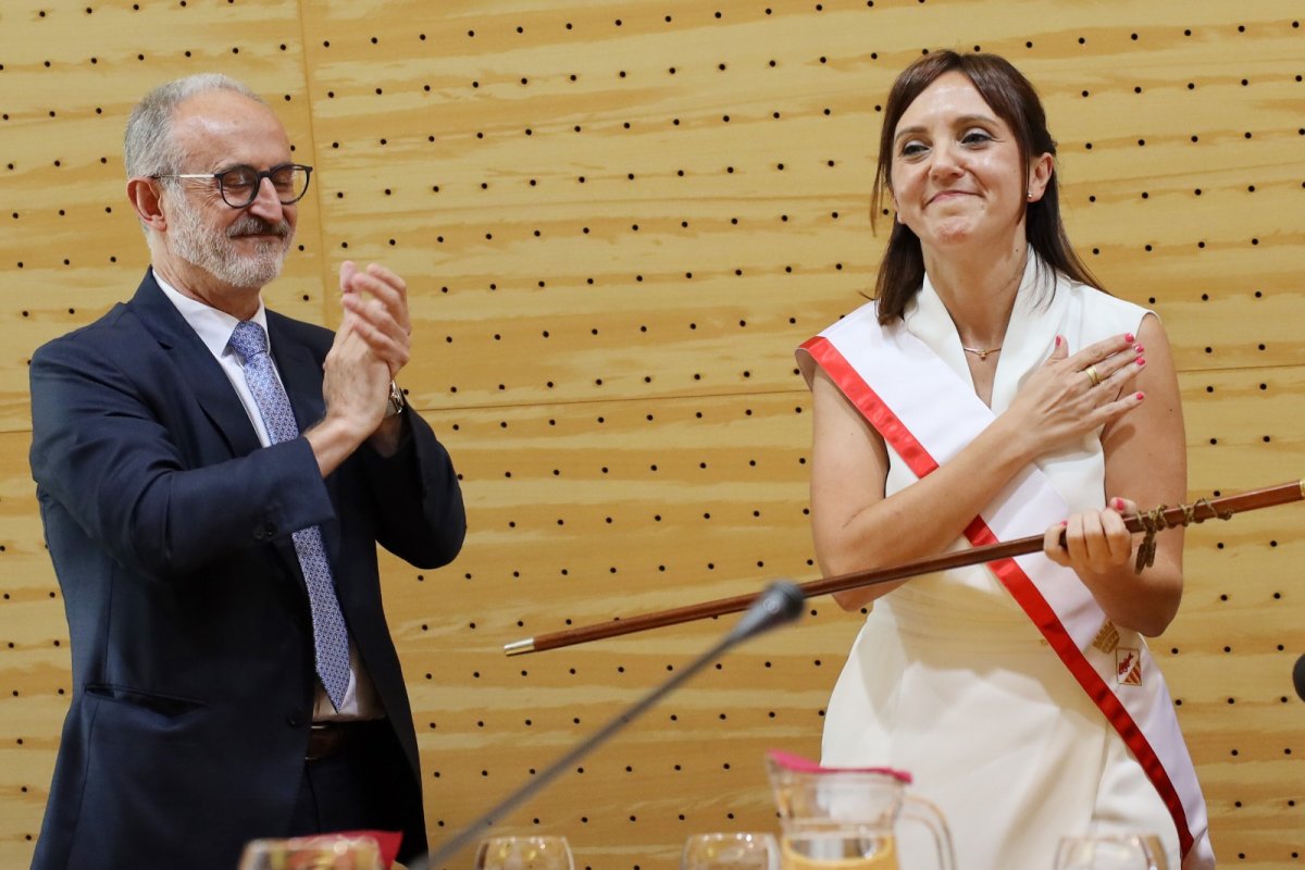 Mireia Dionisio en el moment de ser proclamada alcaldessa de Mollet, en presència de Josep Monràs