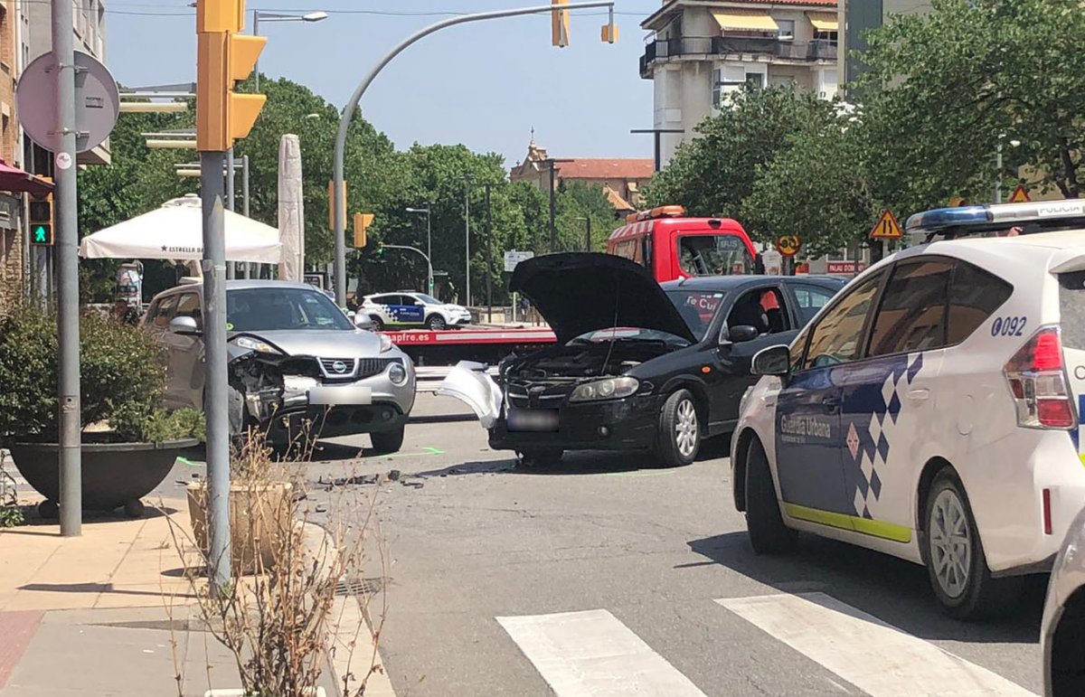 La Guàrdia Urbana de Vic ha tallat el trànsit al passeig de la Generalitat mentre es retiraven els vehicles