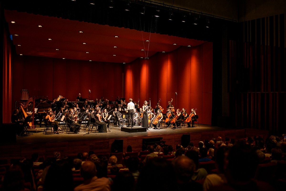 Imatge parcial de l'orquestra, amb Belén Clemente a la batuta, que es va anar alternant amb Albert Torrebella en la direcció