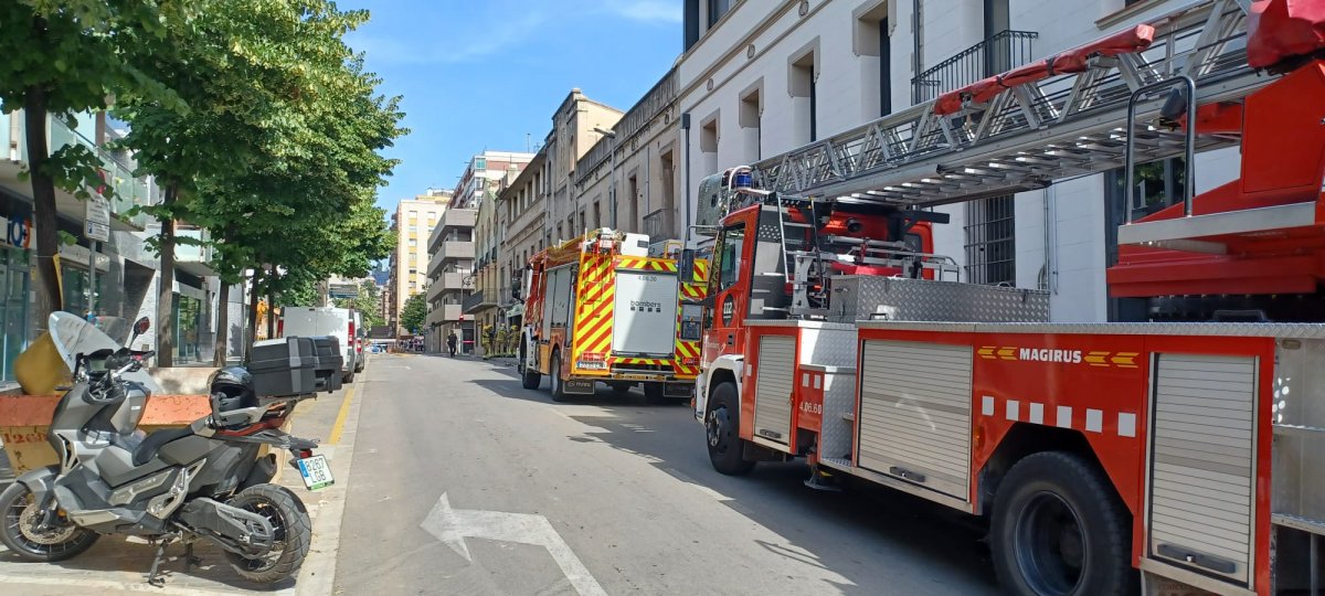 Desplegament de bombers al carrer Torras i Bages