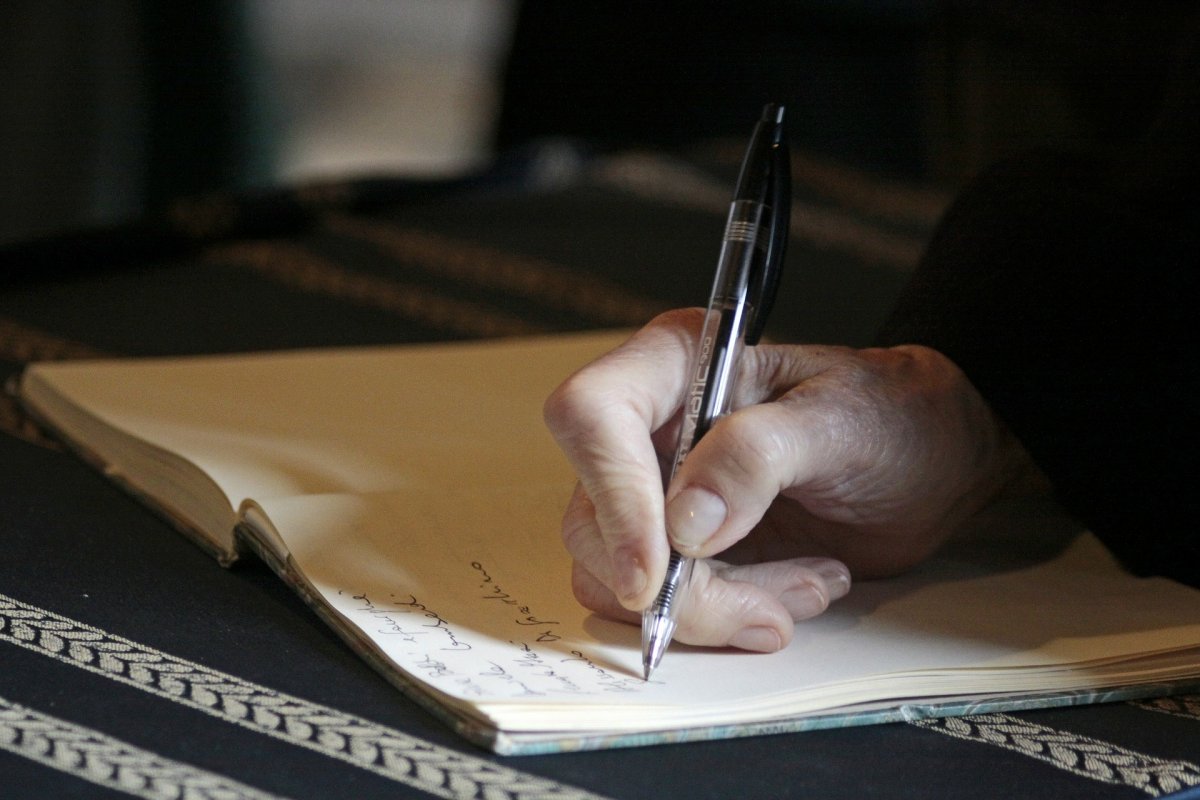 La mà d'una persona escrivint