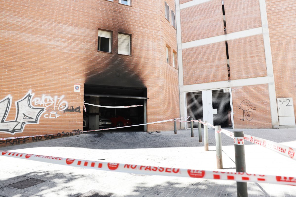El fum ha afectat la façana del bloc