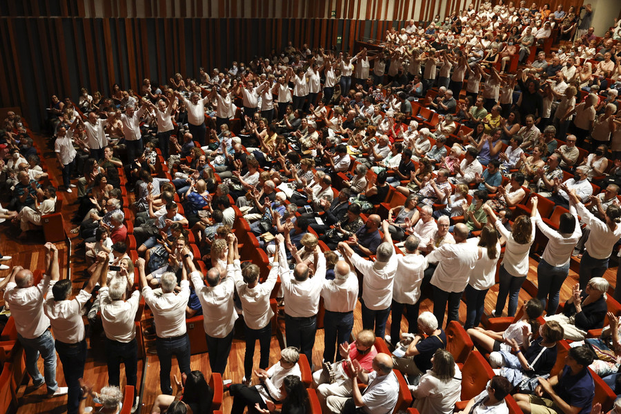 Els cantaires de l'Orfeó Vigatà encerclant la platea de l'Atlàntida, en la interpretació de la sardana 'L'Empordà', als inicis del concert