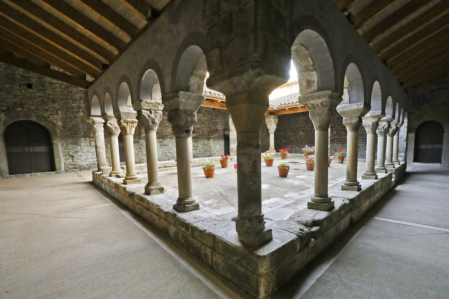 Vista parcial del claustre del monestir de Sant Pere de Casserres, un dels seus elements més emblemàtics