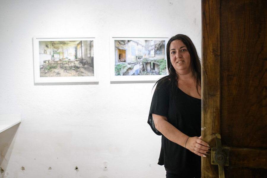 Raquel Trullà, a la galeria Tres-e-u de Vic, on exposa les fotografies de 
