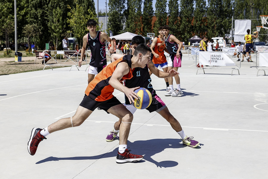 Al pavelló  i a l'exterior de la zona esportiva es van poder veure desenes de partits de bàsquet amb jugadors de totes les edats