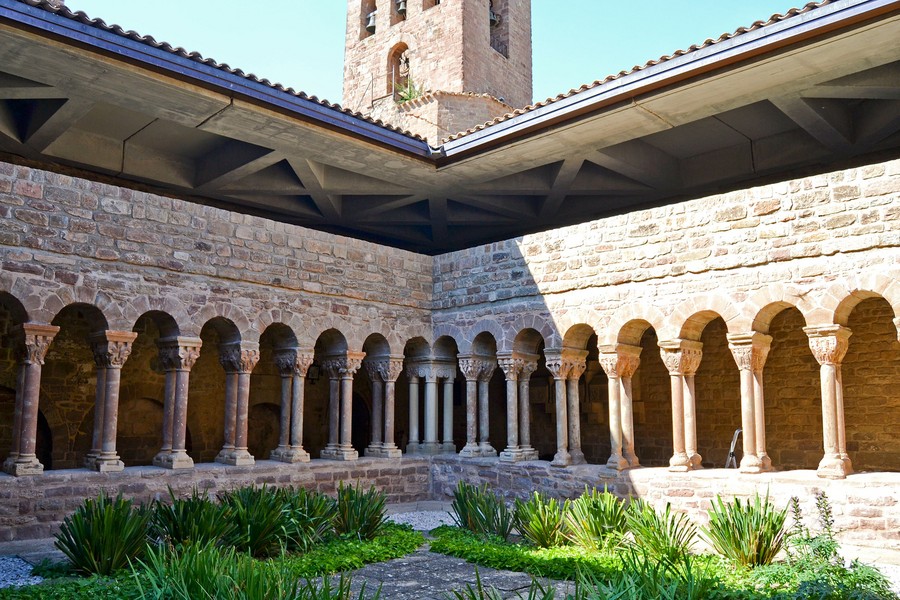 Vista del claustre del monestir de l'Estany