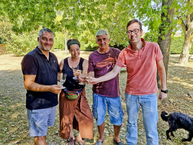 Jordi Campreciós, Núria de Soto, Josep Vilamala i Oriol de Soto, brindant amb les primeres proves de vi blanc