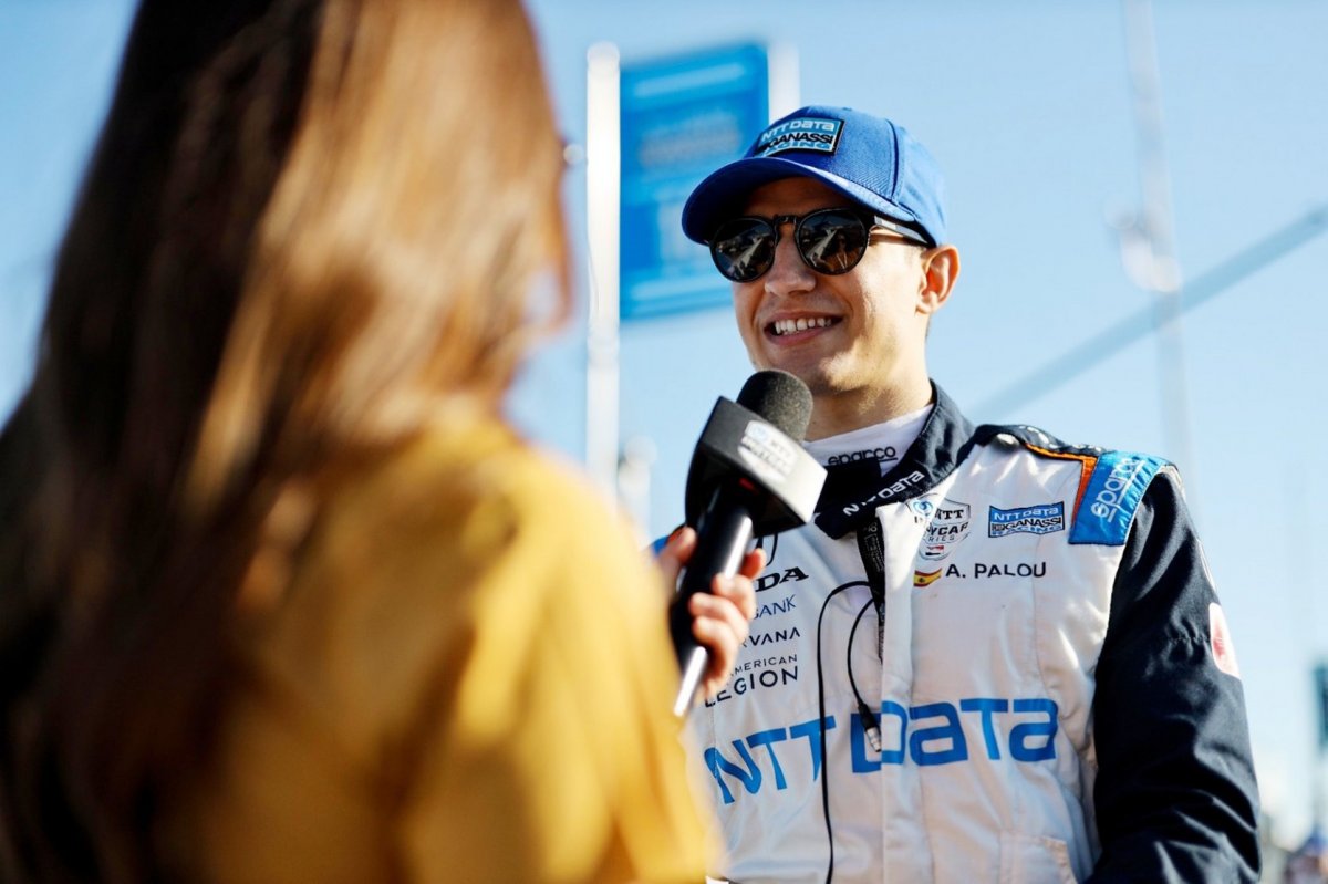 Alex Palou atén una entrevista en la prèvia d'una de les curses de l'IndyCar