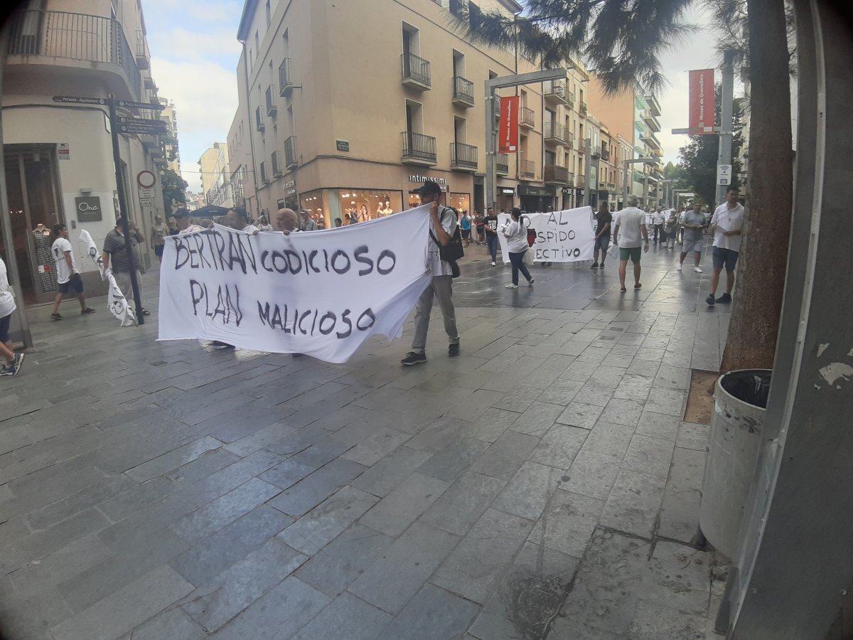 La manifestació ha recorregut el carrer Anselm Clavé, des de la plaça de la Corona, per traslladar-se fins a la plaça de la Porxada